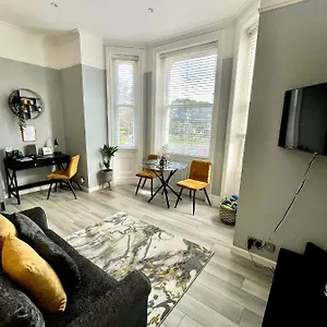 https://beautiful-stylish-apartment-just-off-the-beach.bournemouth-hotels.org